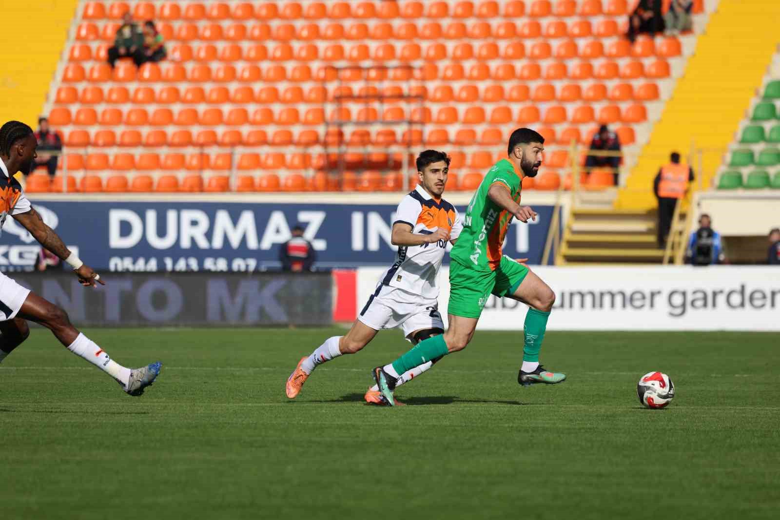 Trendyol Süper Lig: Corendon Alanyaspor: 0 - RAMS Başakşehir: 2 (İlk yarı)
