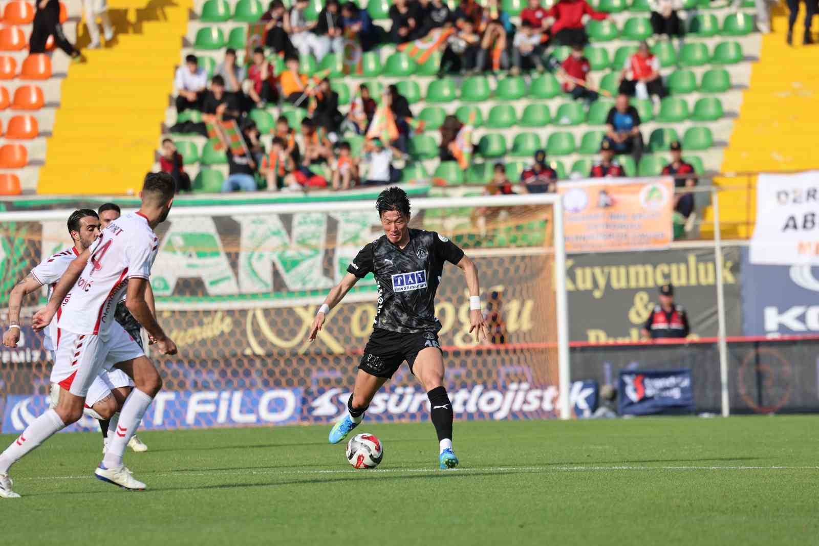 Trendyol Süper Lig: Corendon Alanyaspor: 0 - Samsunspor: 2 (İlk yarı)
