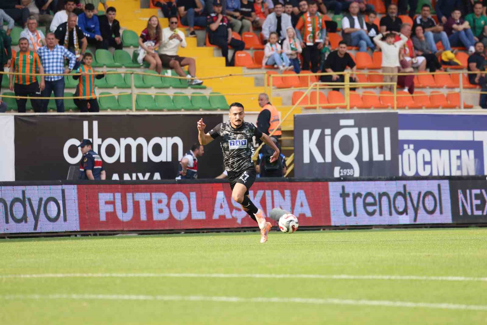 Trendyol Süper Lig: Corendon Alanyaspor: 0 - Samsunspor: 2 (İlk yarı)
