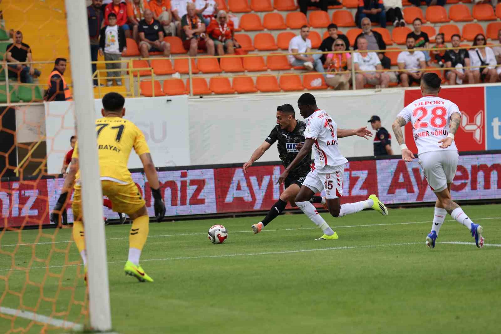 Trendyol Süper Lig: Corendon Alanyaspor: 0 - Samsunspor: 2 (İlk yarı)
