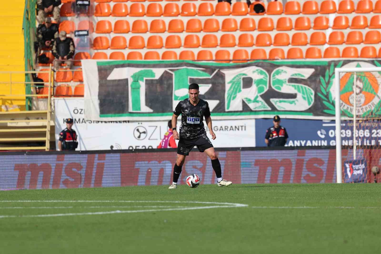 Trendyol Süper Lig: Corendon Alanyaspor: 0 - Samsunspor: 2 (İlk yarı)
