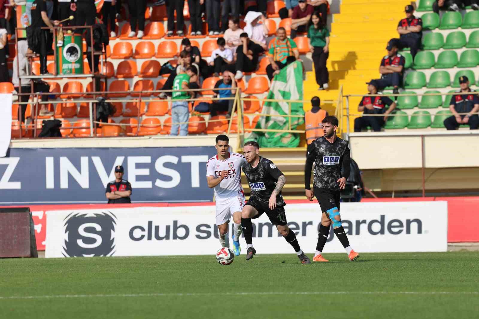 Trendyol Süper Lig: Corendon Alanyaspor: 0 - Samsunspor: 2 (İlk yarı)
