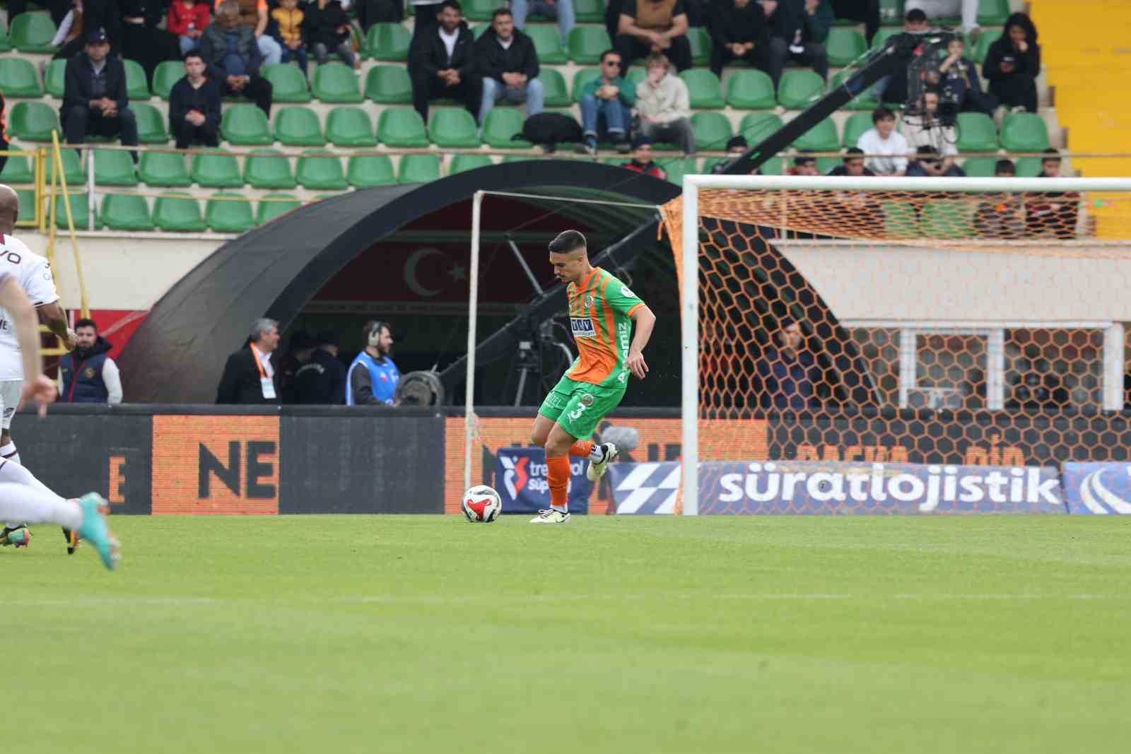 Trendyol Süper Lig: Corendon Alanyaspor: 0 Trabzonspor: 0  (İlk yarı)

