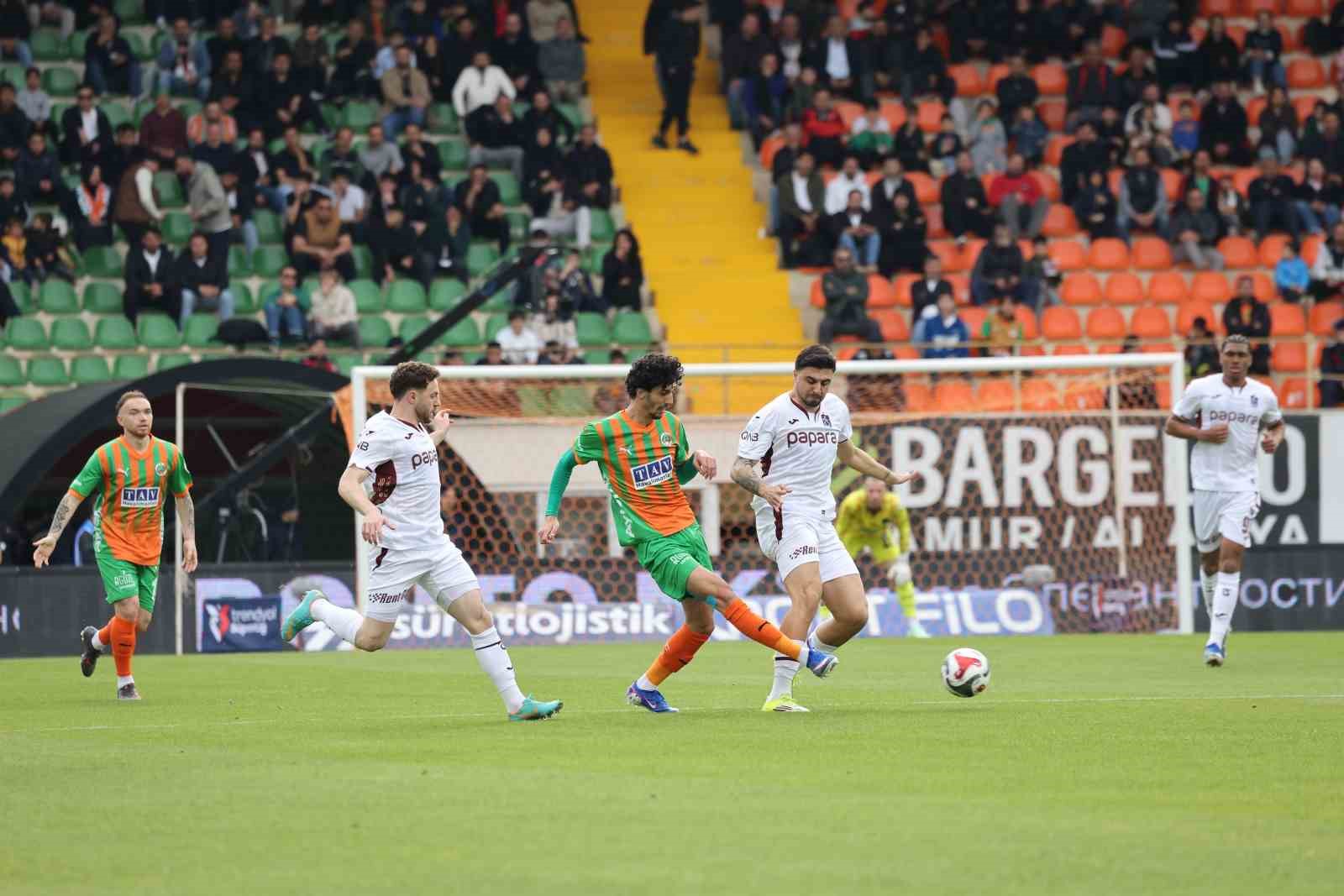 Trendyol Süper Lig: Corendon Alanyaspor: 0 Trabzonspor: 0  (İlk yarı)
