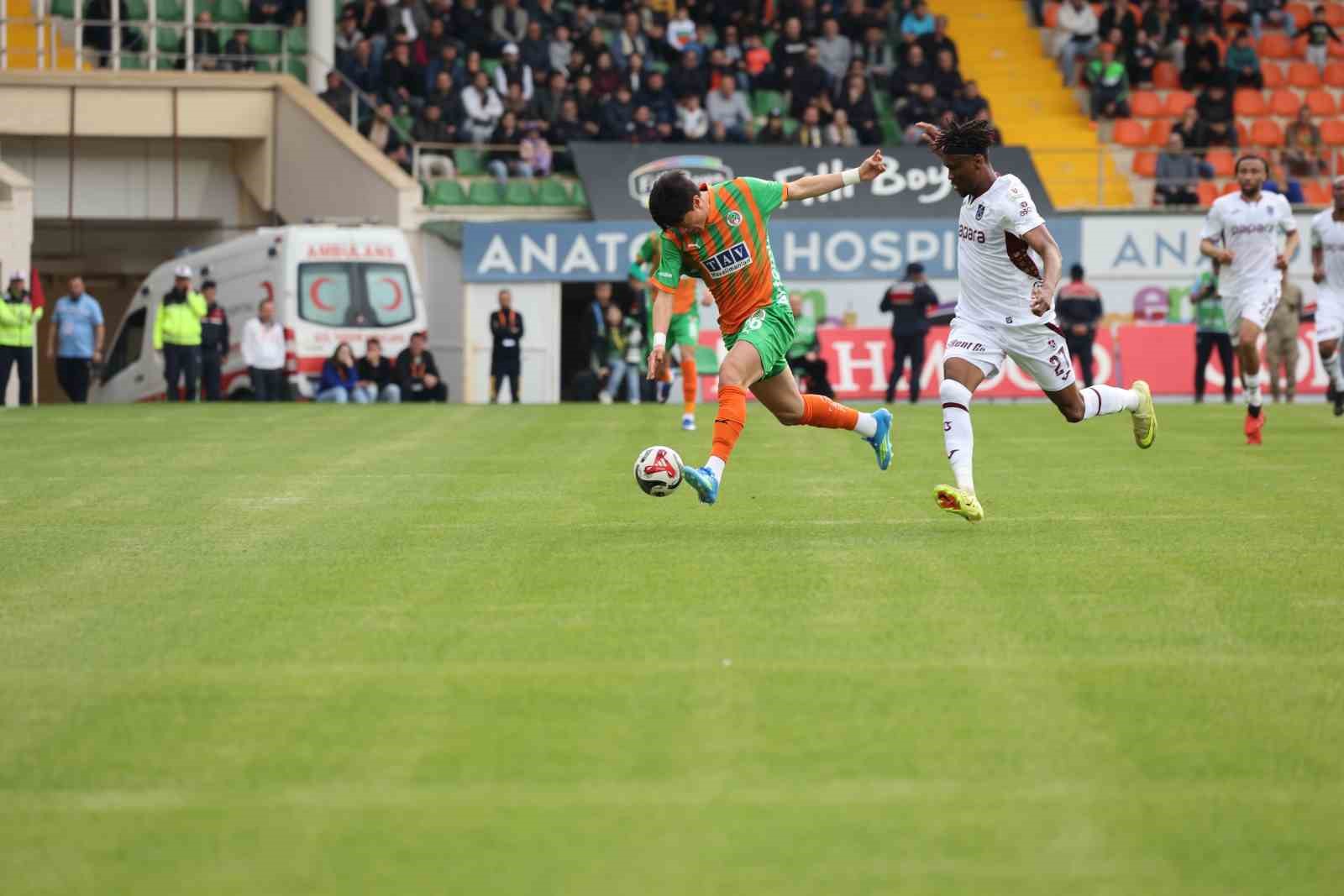 Trendyol Süper Lig: Corendon Alanyaspor: 0 Trabzonspor: 0  (İlk yarı)
