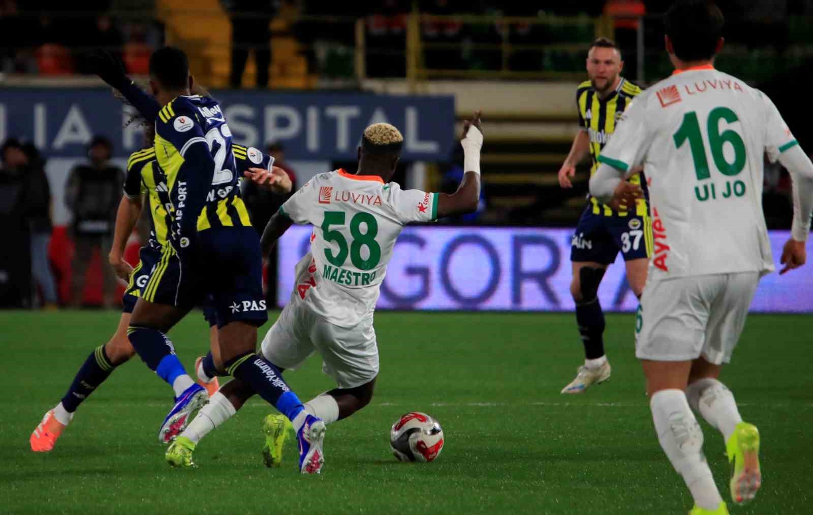 Trendyol Süper Lig: Corendon Alanyaspor: 2 - Fenerbahçe: 1 (Maç devam ediyor)
