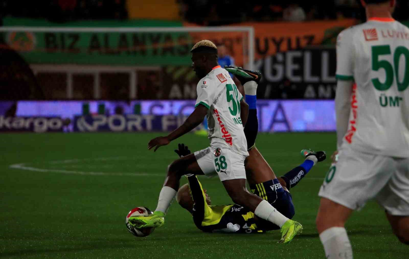 Trendyol Süper Lig: Corendon Alanyaspor: 2 - Fenerbahçe: 1 (Maç devam ediyor)
