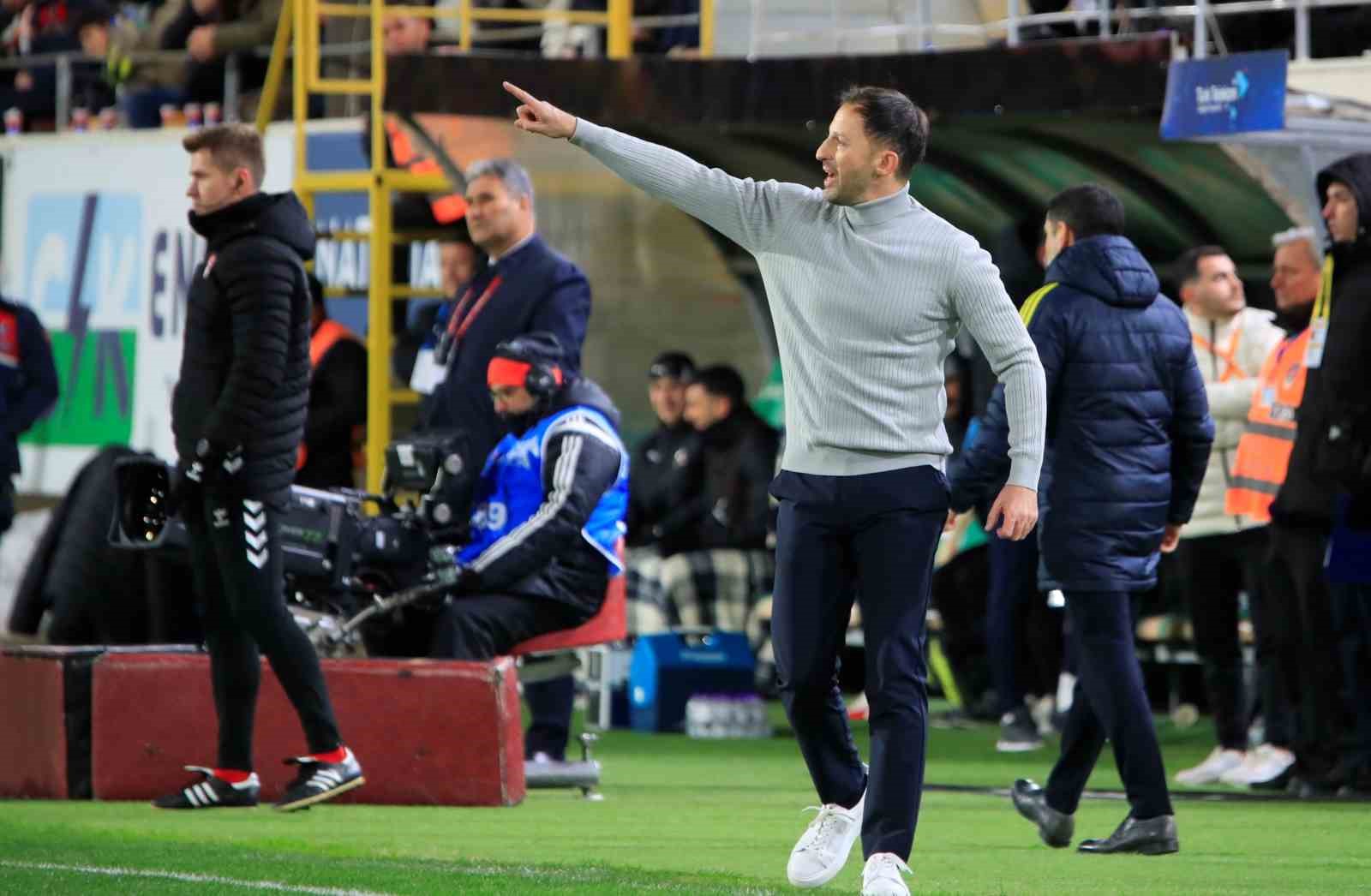 Trendyol Süper Lig: Corendon Alanyaspor: 2 - Fenerbahçe: 3 (Maç sonucu)
