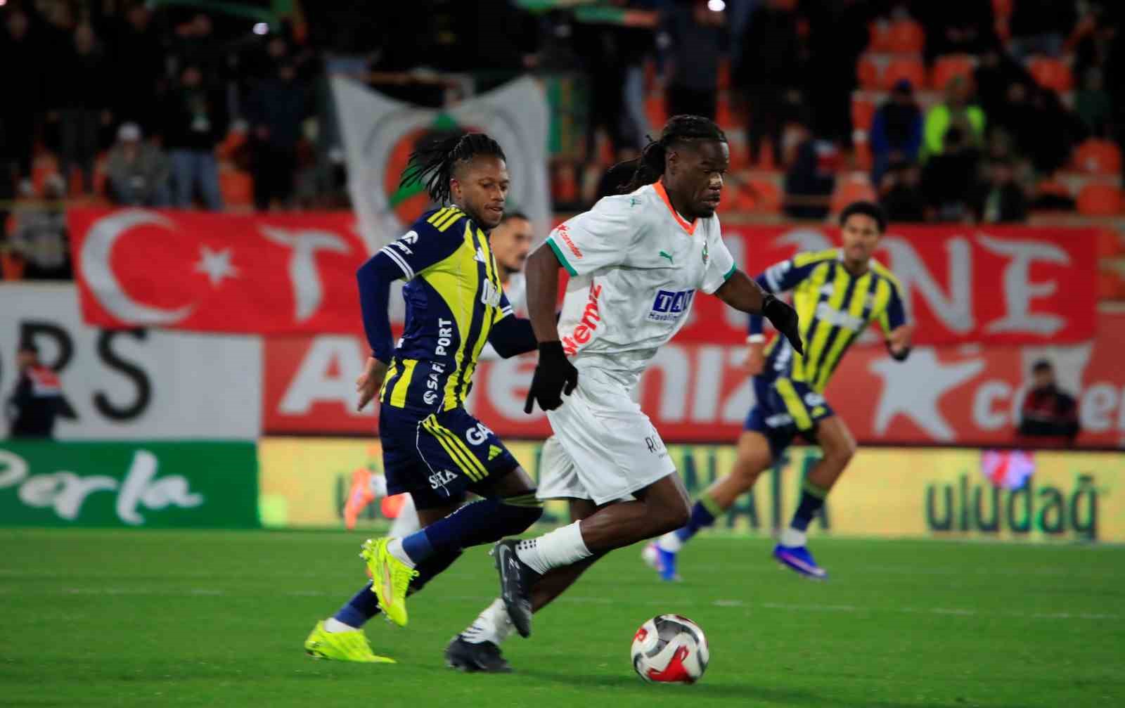 Trendyol Süper Lig: Corendon Alanyaspor: 2 - Fenerbahçe: 3 (Maç sonucu)
