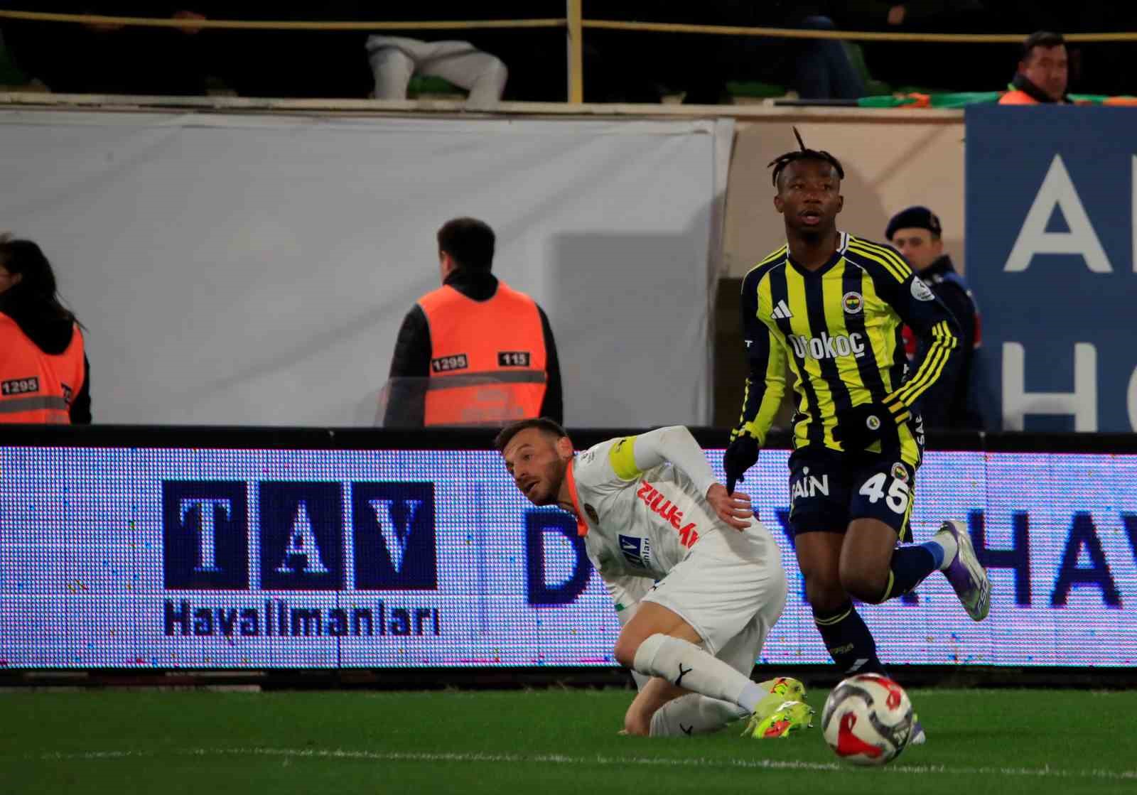 Trendyol Süper Lig: Corendon Alanyaspor: 2 - Fenerbahçe: 3 (Maç sonucu)
