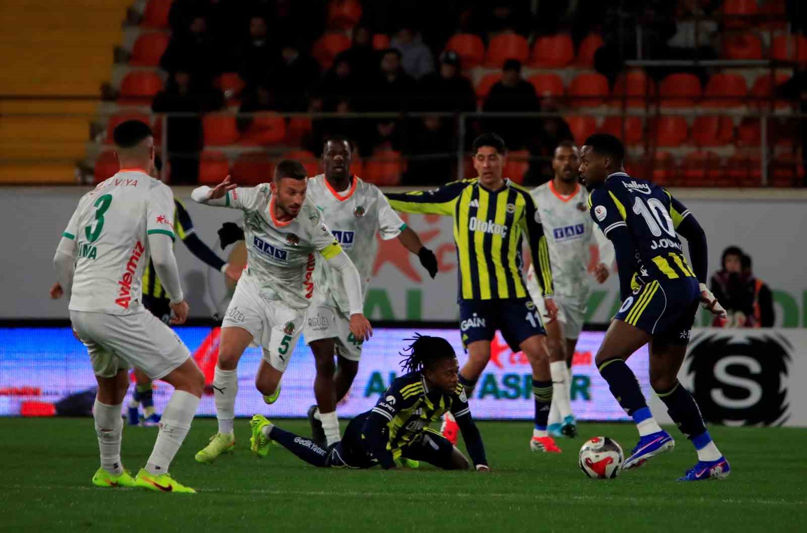 Trendyol Süper Lig: Corendon Alanyaspor: 2 - Fenerbahçe: 3 (Maç sonucu)
