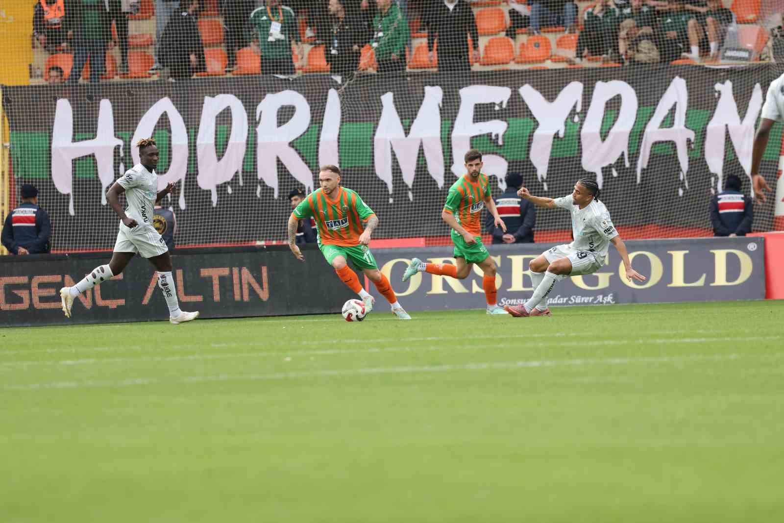 Trendyol Süper Lig: Corendon Alanyaspor: 2 - Kocaelispor: 0 (İlk yarı)
