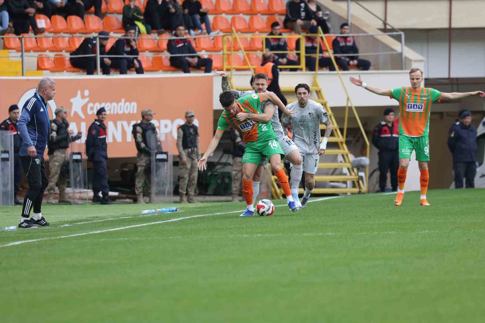 Trendyol Süper Lig: Corendon Alanyaspor: 2 - Kocaelispor: 0 (İlk yarı)
