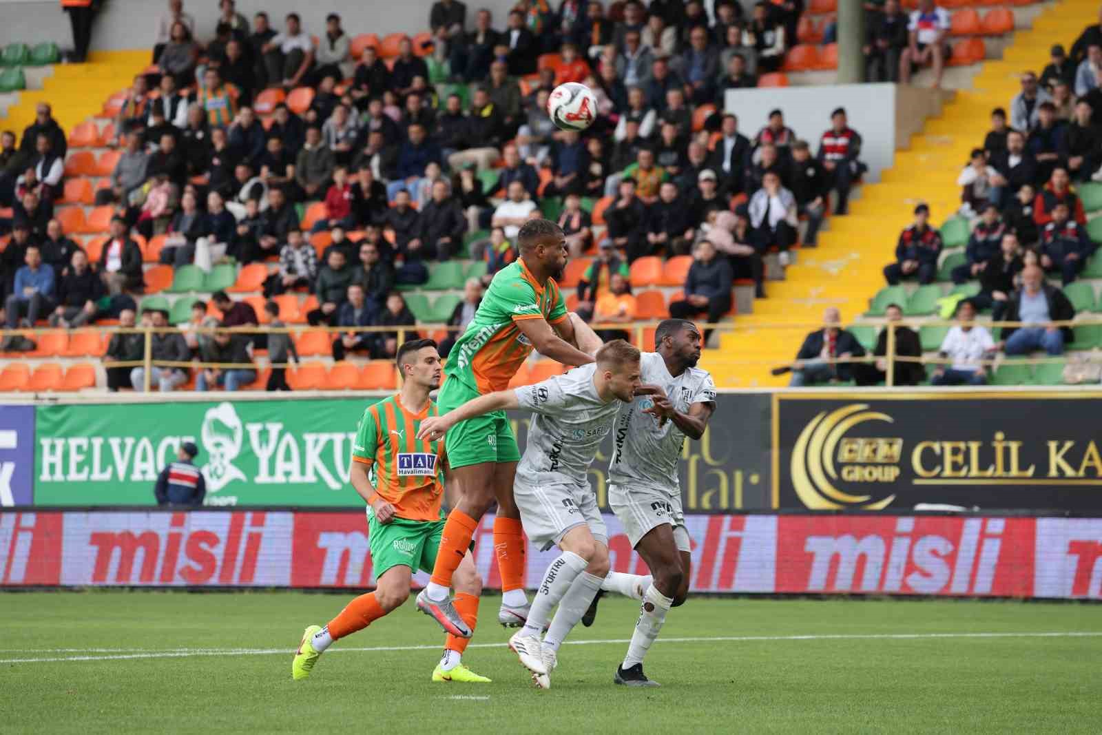 Trendyol Süper Lig: Corendon Alanyaspor: 2 - Kocaelispor: 0 (İlk yarı)
