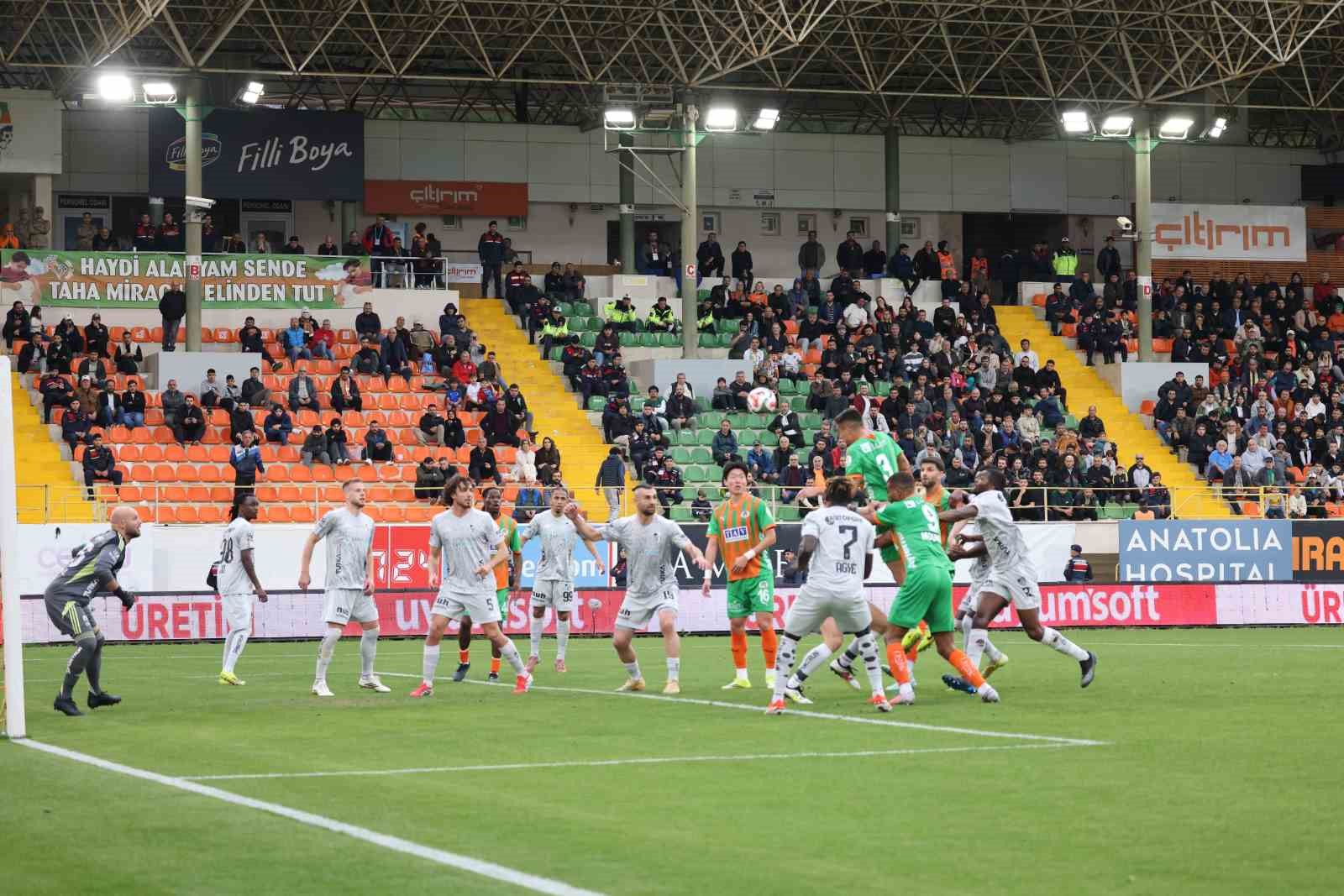 Trendyol Süper Lig: Corendon Alanyaspor: 5 - Kocaelispor: 0 (Maç sonucu)
