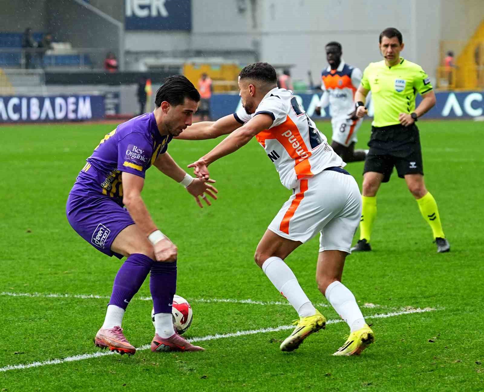 Trendyol Süper Lig: Eyüpspor: 0 - Başakşehir: 1 (Maç devam ediyor)
