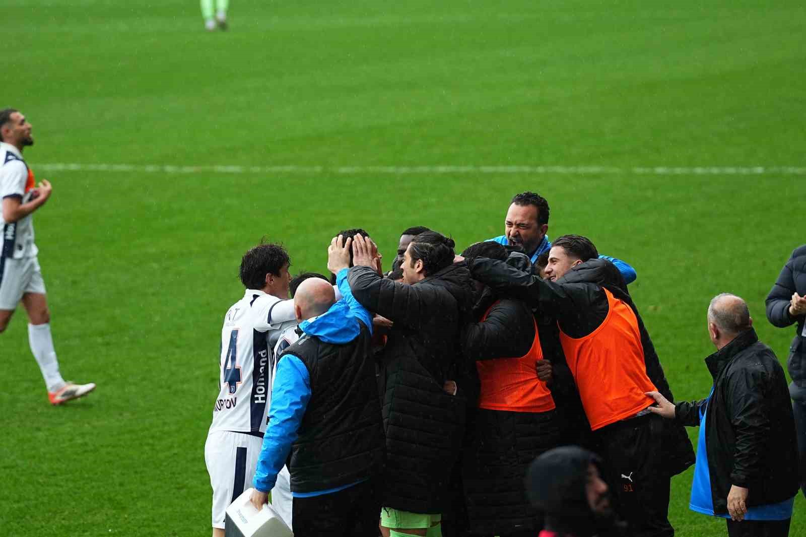 Trendyol Süper Lig: Eyüpspor: 0 - Başakşehir: 1 (Maç devam ediyor)
