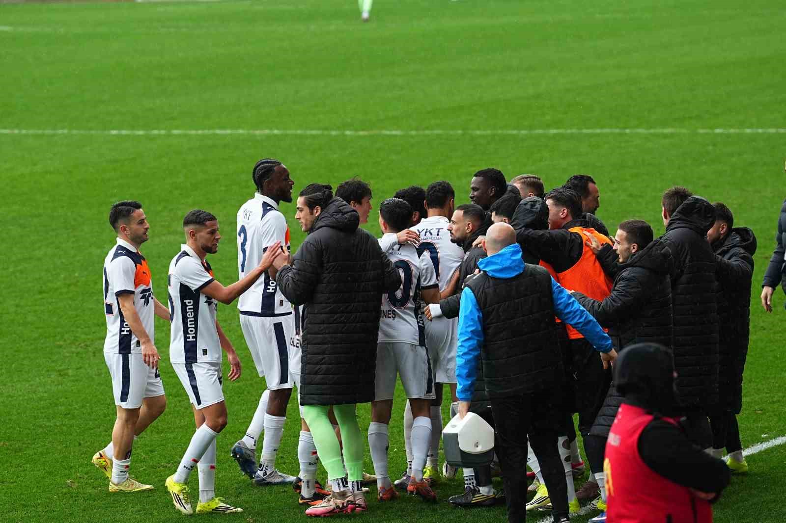 Trendyol Süper Lig: Eyüpspor: 0 - Başakşehir: 1 (Maç devam ediyor)
