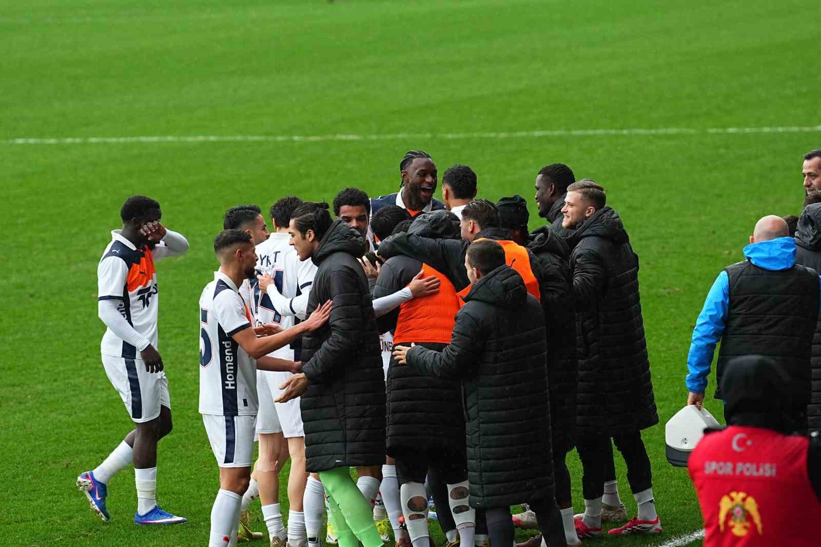 Trendyol Süper Lig: Eyüpspor: 0 - Başakşehir: 1 (Maç devam ediyor)
