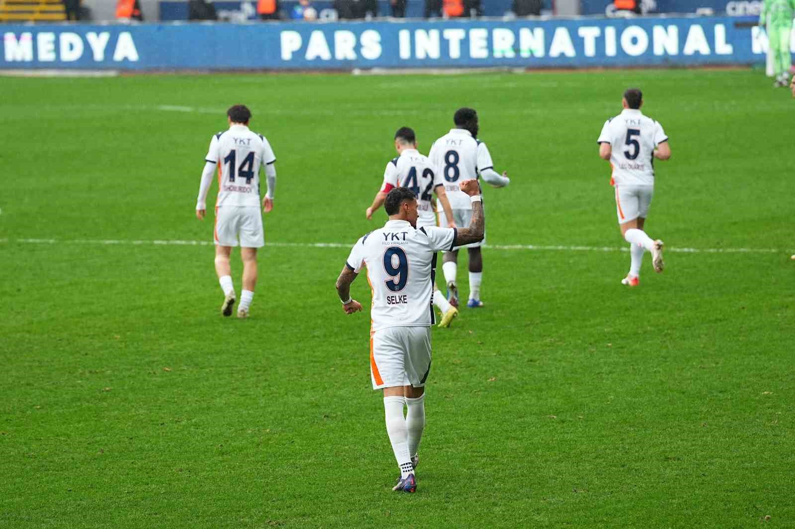 Trendyol Süper Lig: Eyüpspor: 0 - Başakşehir: 1 (Maç devam ediyor)

