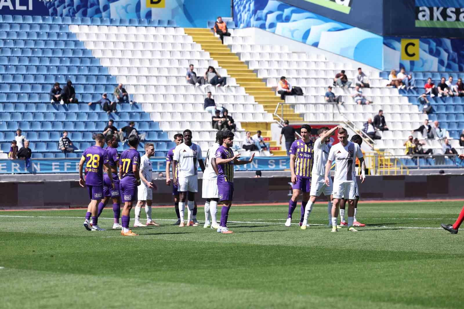 Trendyol Süper Lig: Eyüpspor: 0 - Gaziantep FK: 0 (İlk yarı)
