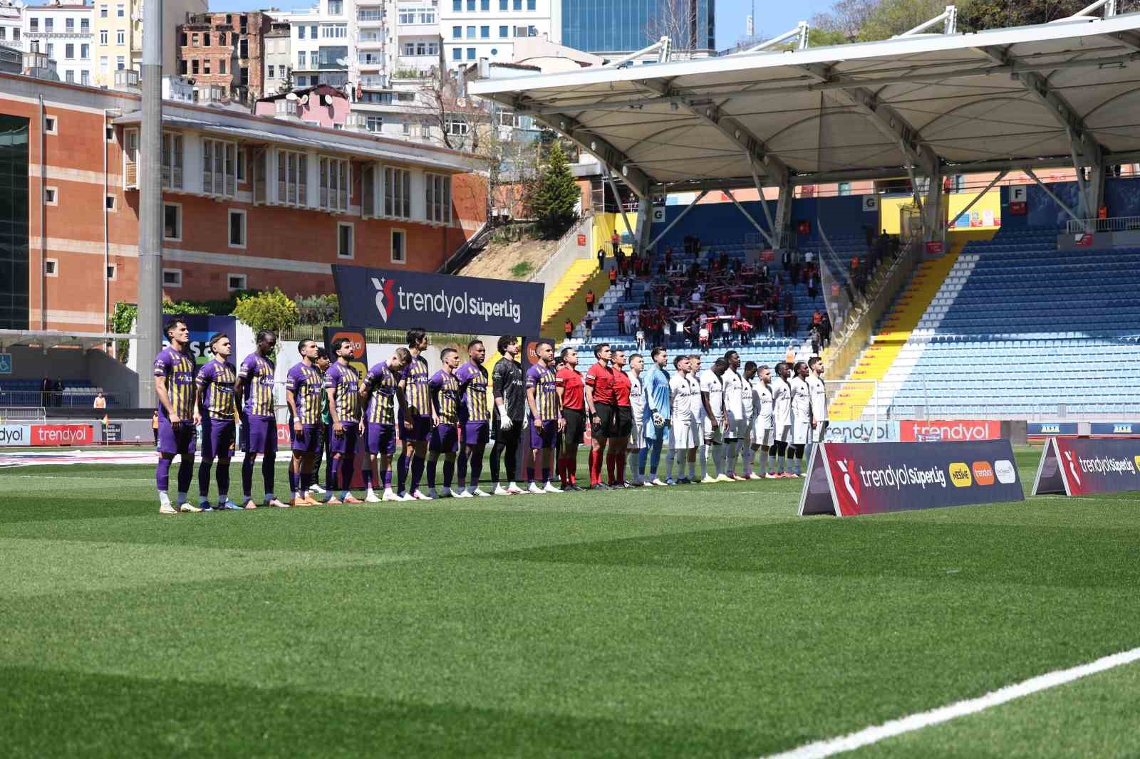 Trendyol Süper Lig: Eyüpspor: 0 - Gaziantep FK: 0 (İlk yarı)

