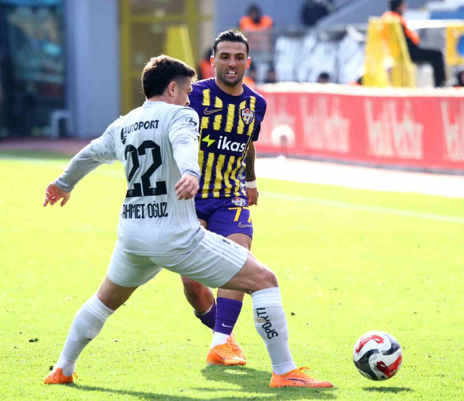 Trendyol Süper Lig: Eyüpspor: 0 - Kocaelispor: 1 (İlk yarı)
