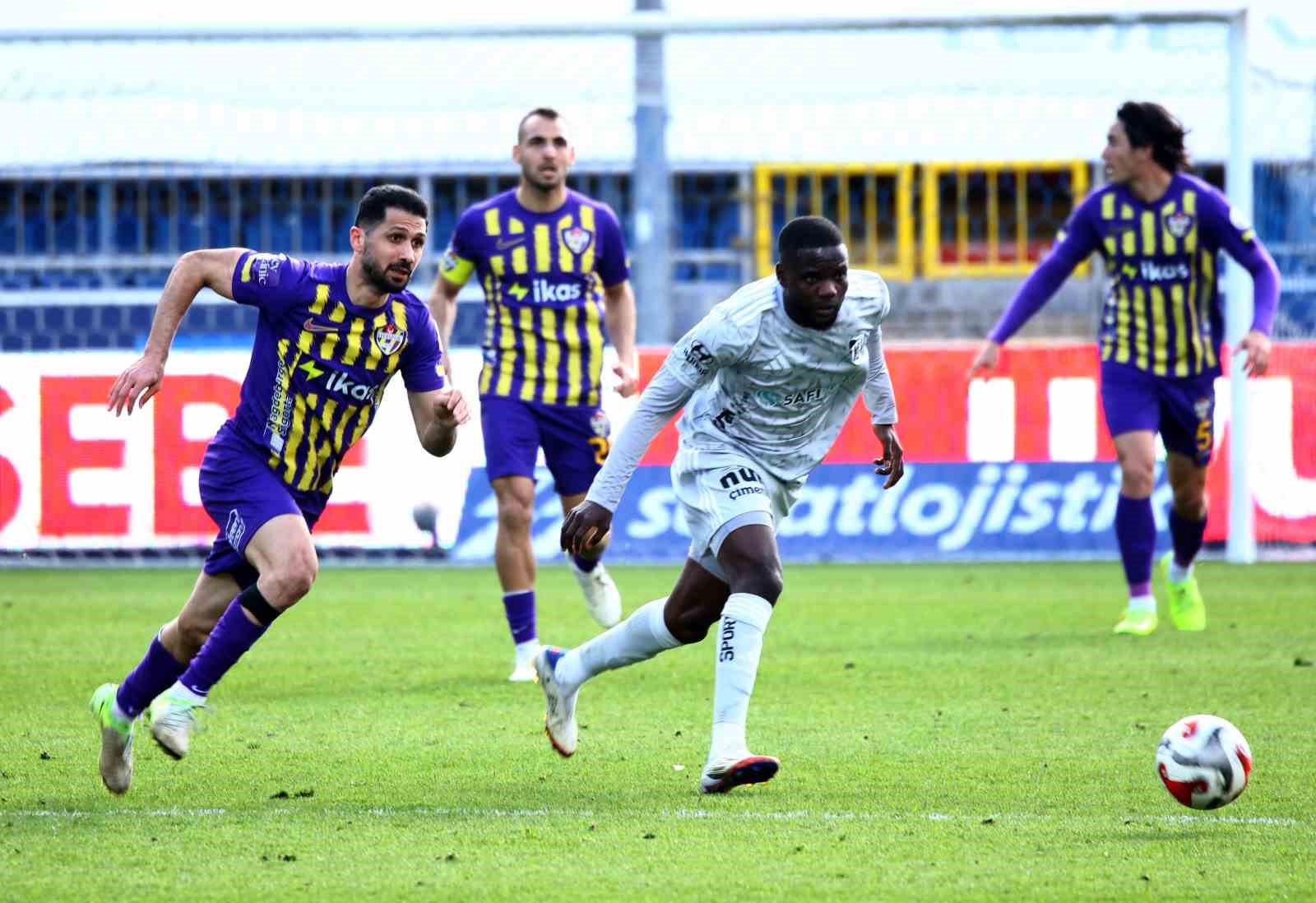 Trendyol Süper Lig: Eyüpspor: 0 - Kocaelispor: 1 (İlk yarı)
