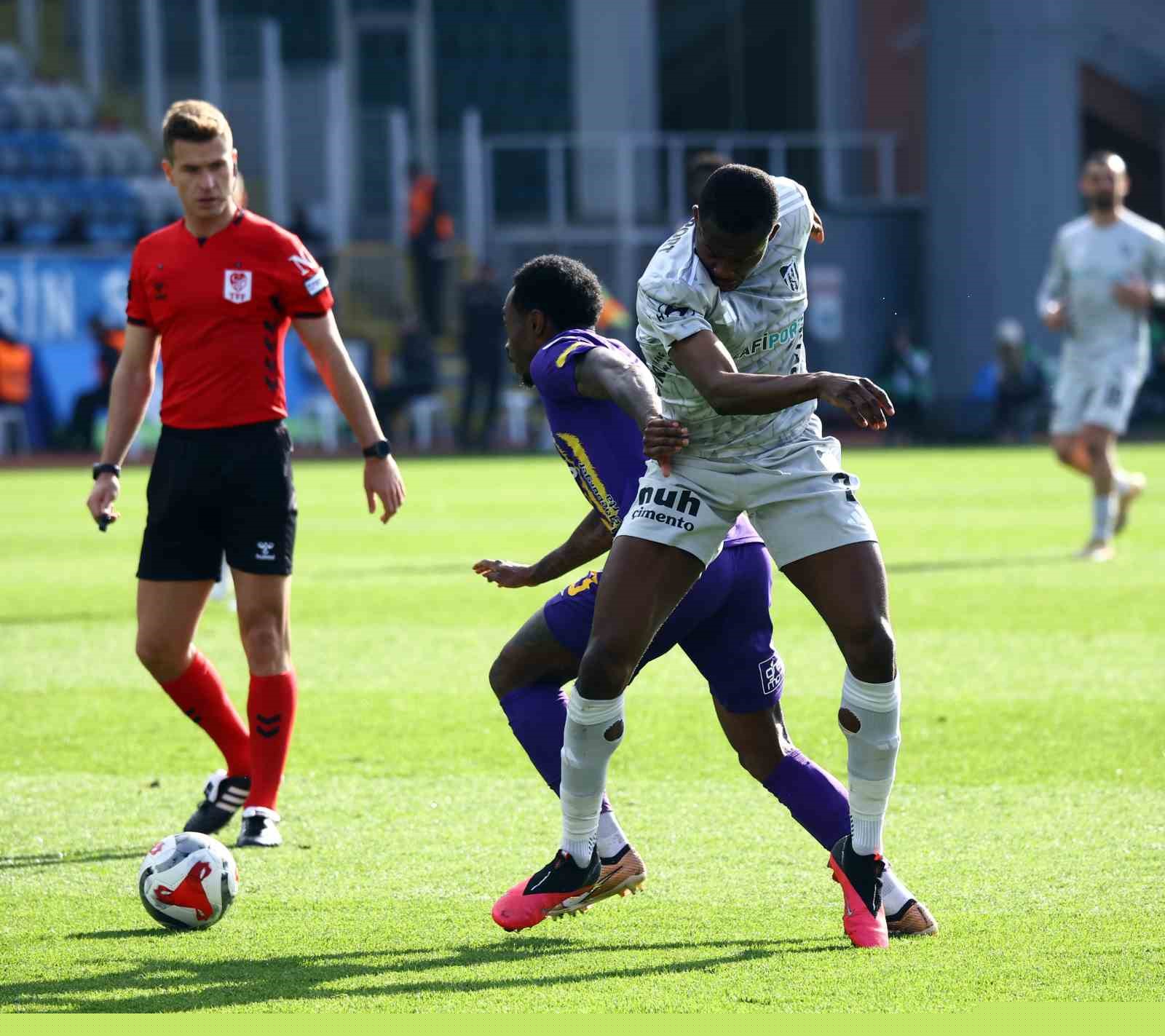 Trendyol Süper Lig: Eyüpspor: 0 - Kocaelispor: 1 (İlk yarı)
