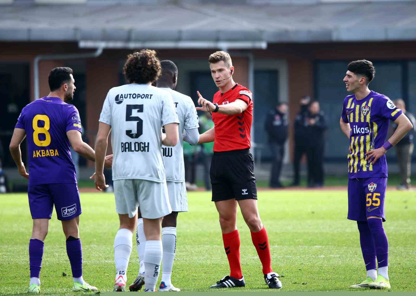 Trendyol Süper Lig: Eyüpspor: 0 - Kocaelispor: 1 (İlk yarı)
