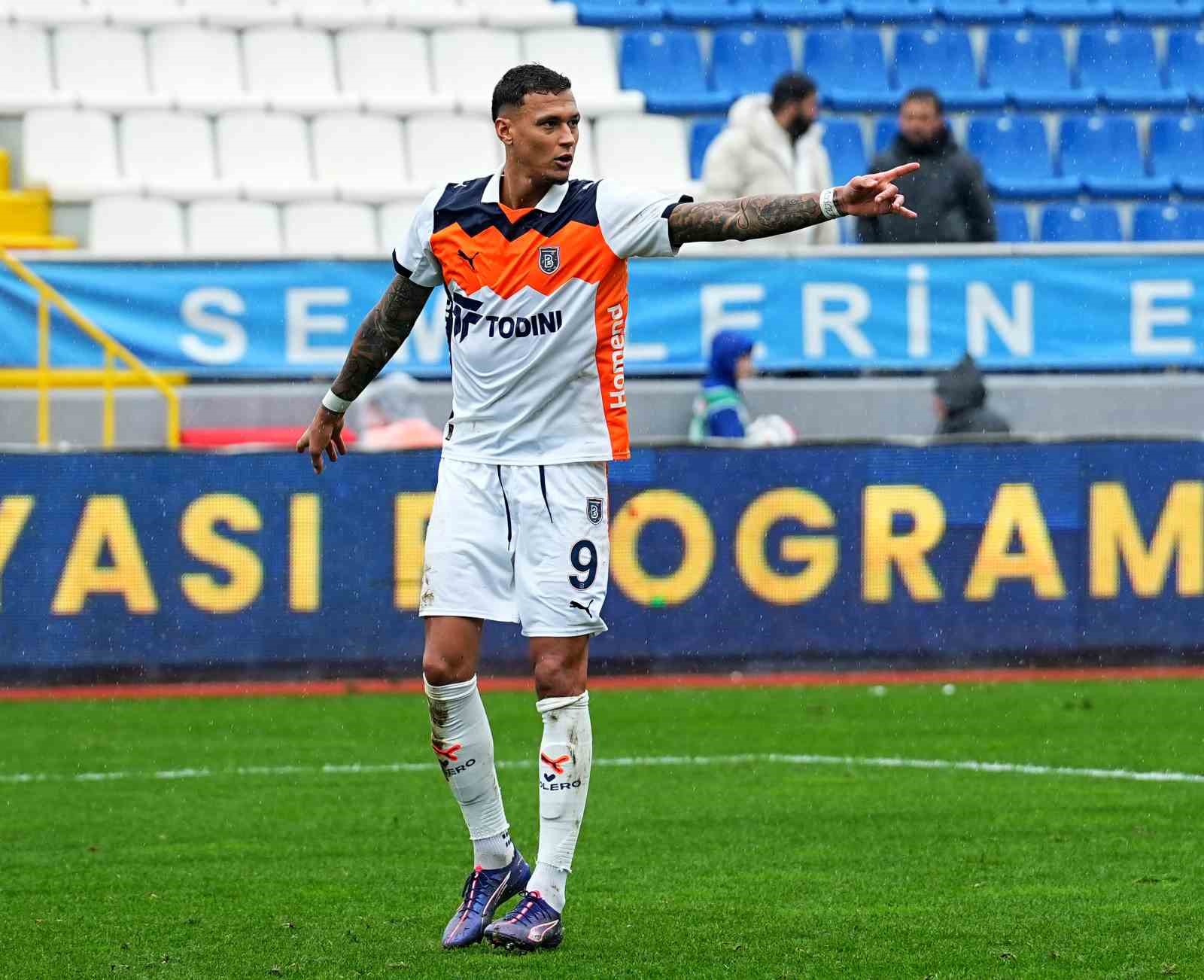 Trendyol Süper Lig: Eyüpspor: 0 - RAMS Başakşehir: 1 (İlk yarı)
