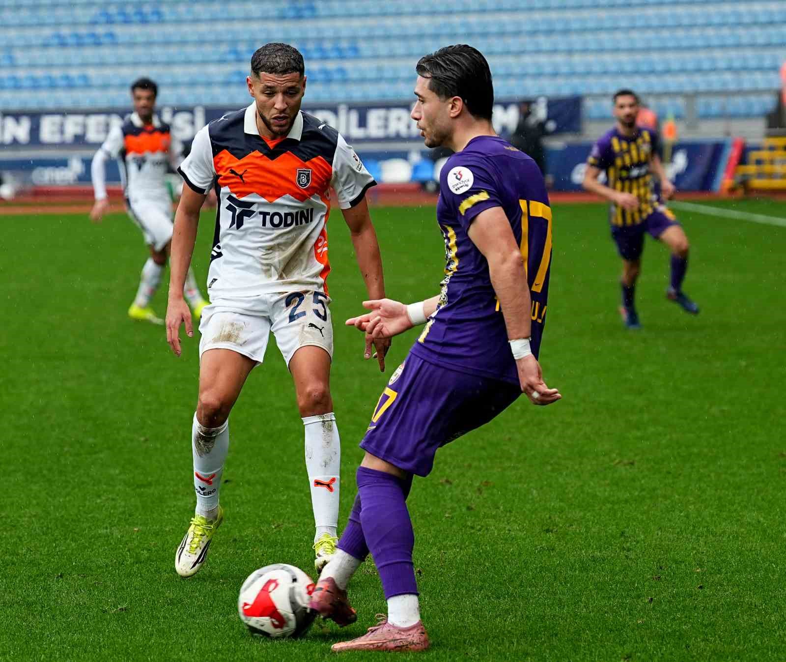 Trendyol Süper Lig: Eyüpspor: 0 - RAMS Başakşehir: 1 (İlk yarı)
