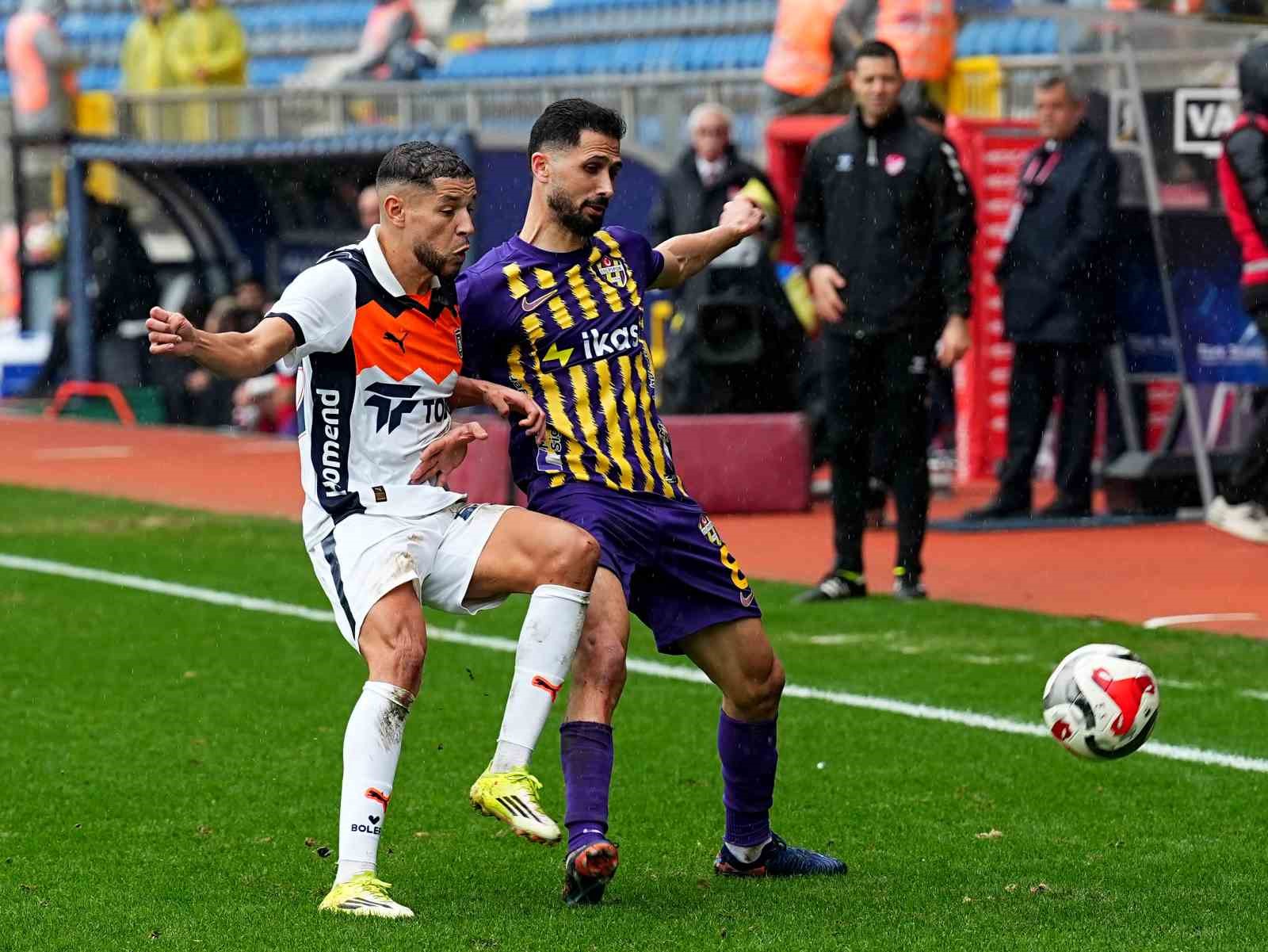 Trendyol Süper Lig: Eyüpspor: 0 - RAMS Başakşehir: 1 (İlk yarı)
