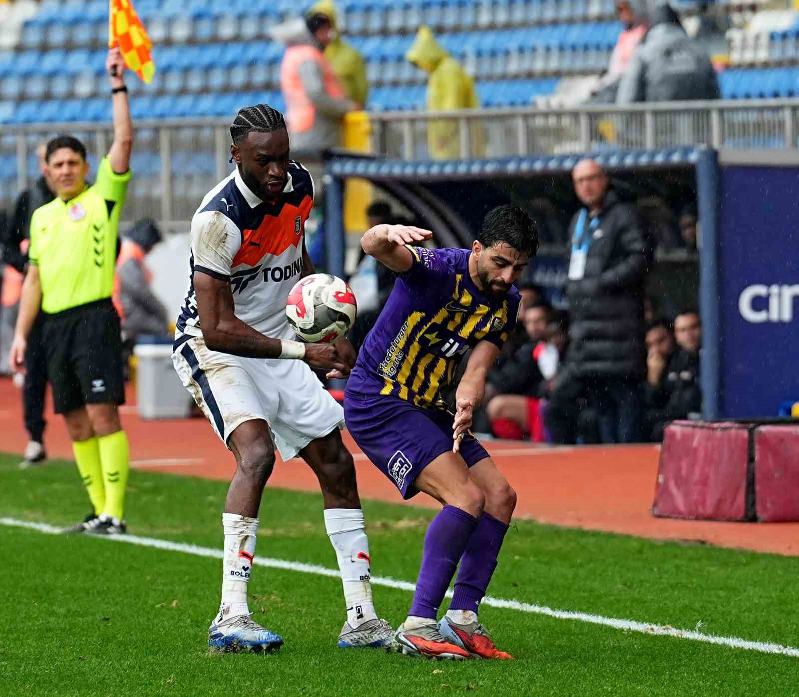 Trendyol Süper Lig: Eyüpspor: 0 - RAMS Başakşehir: 1 (İlk yarı)
