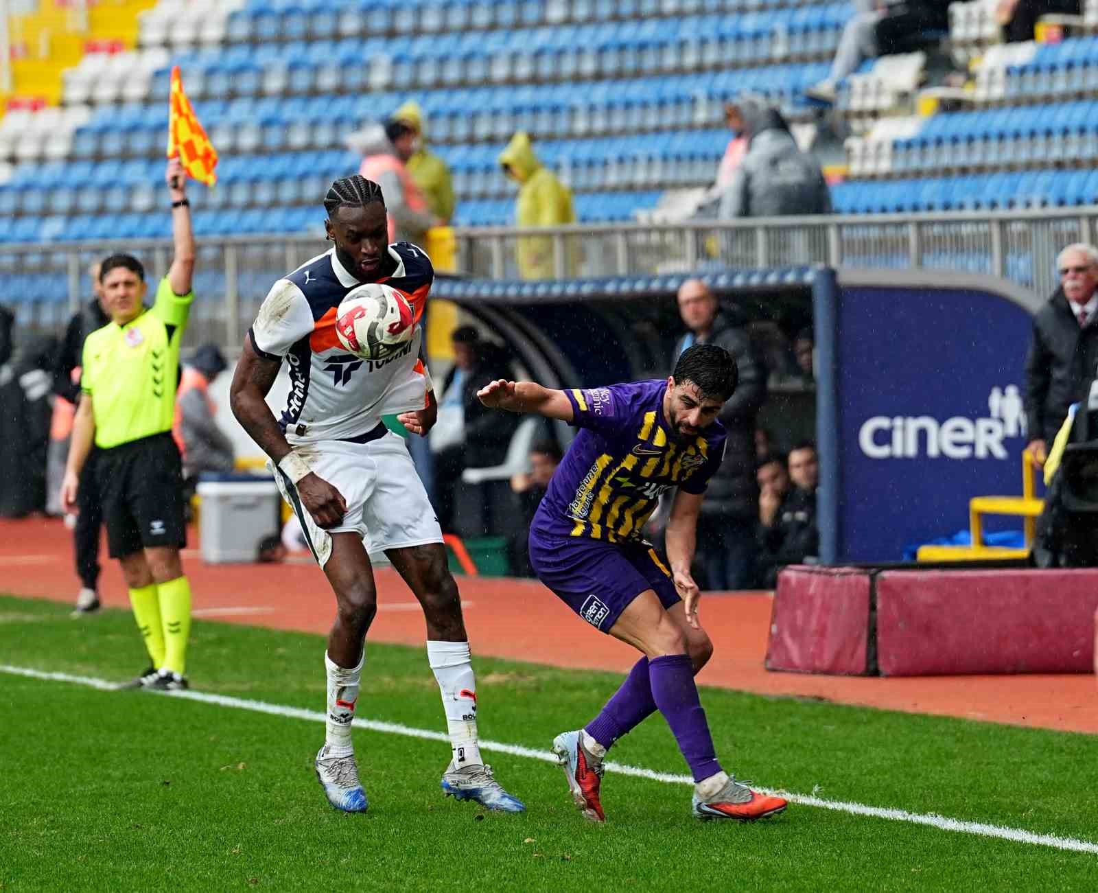 Trendyol Süper Lig: Eyüpspor: 0 - RAMS Başakşehir: 1 (İlk yarı)
