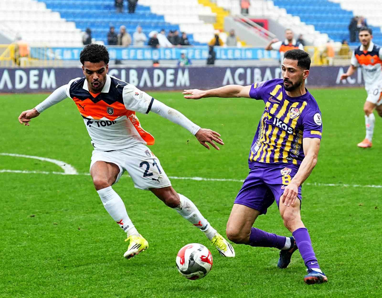 Trendyol Süper Lig: Eyüpspor: 0 - RAMS Başakşehir: 1 (İlk yarı)
