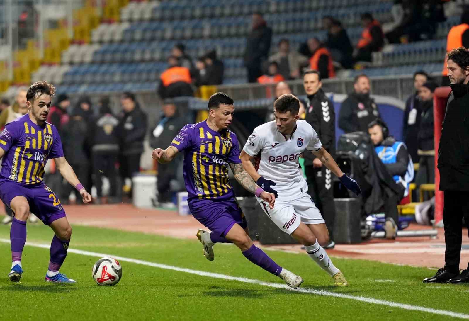 Trendyol Süper Lig: Eyüpspor: 0 - Trabzonspor: 0 (İlk yarı)
