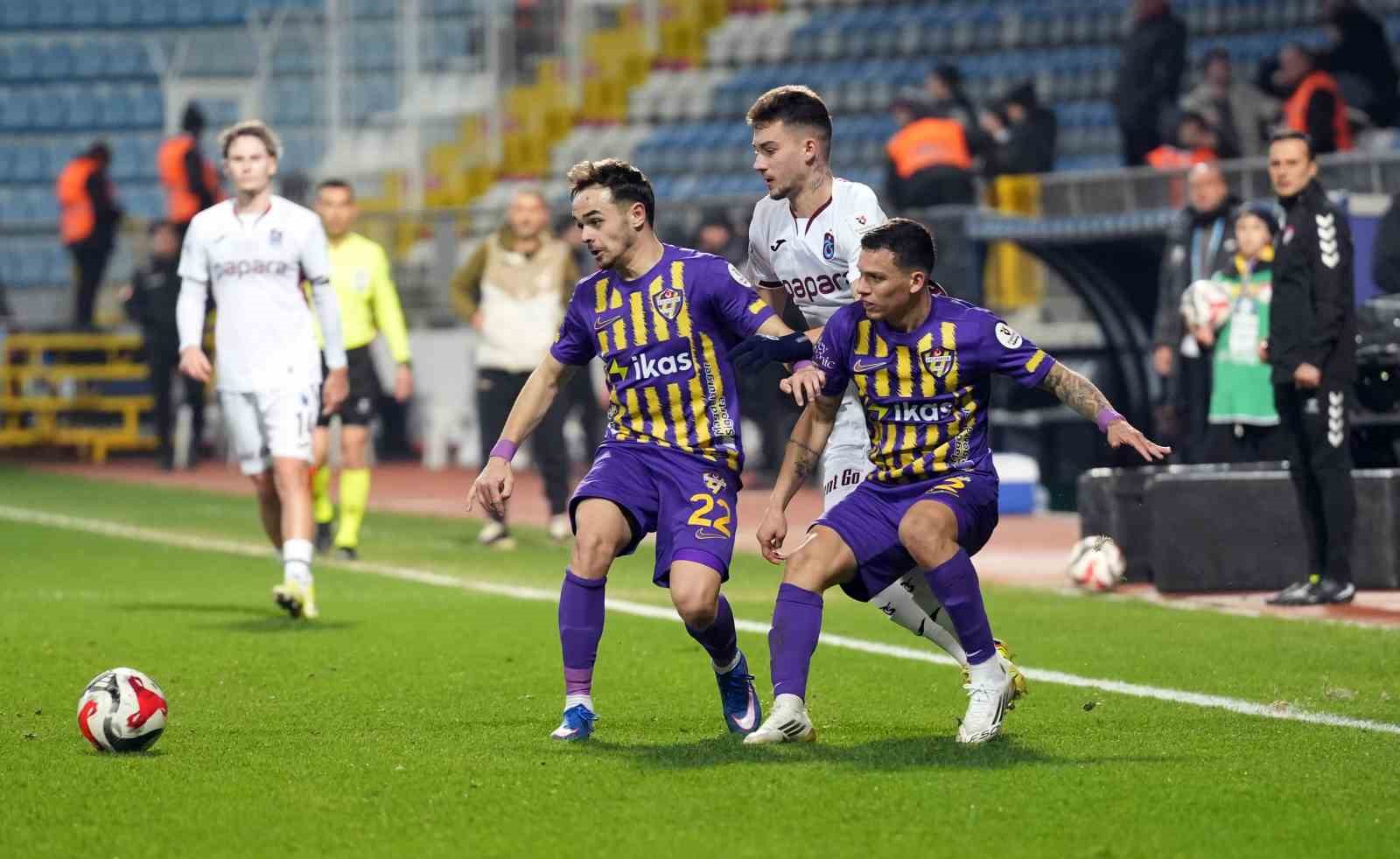 Trendyol Süper Lig: Eyüpspor: 0 - Trabzonspor: 0 (İlk yarı)
