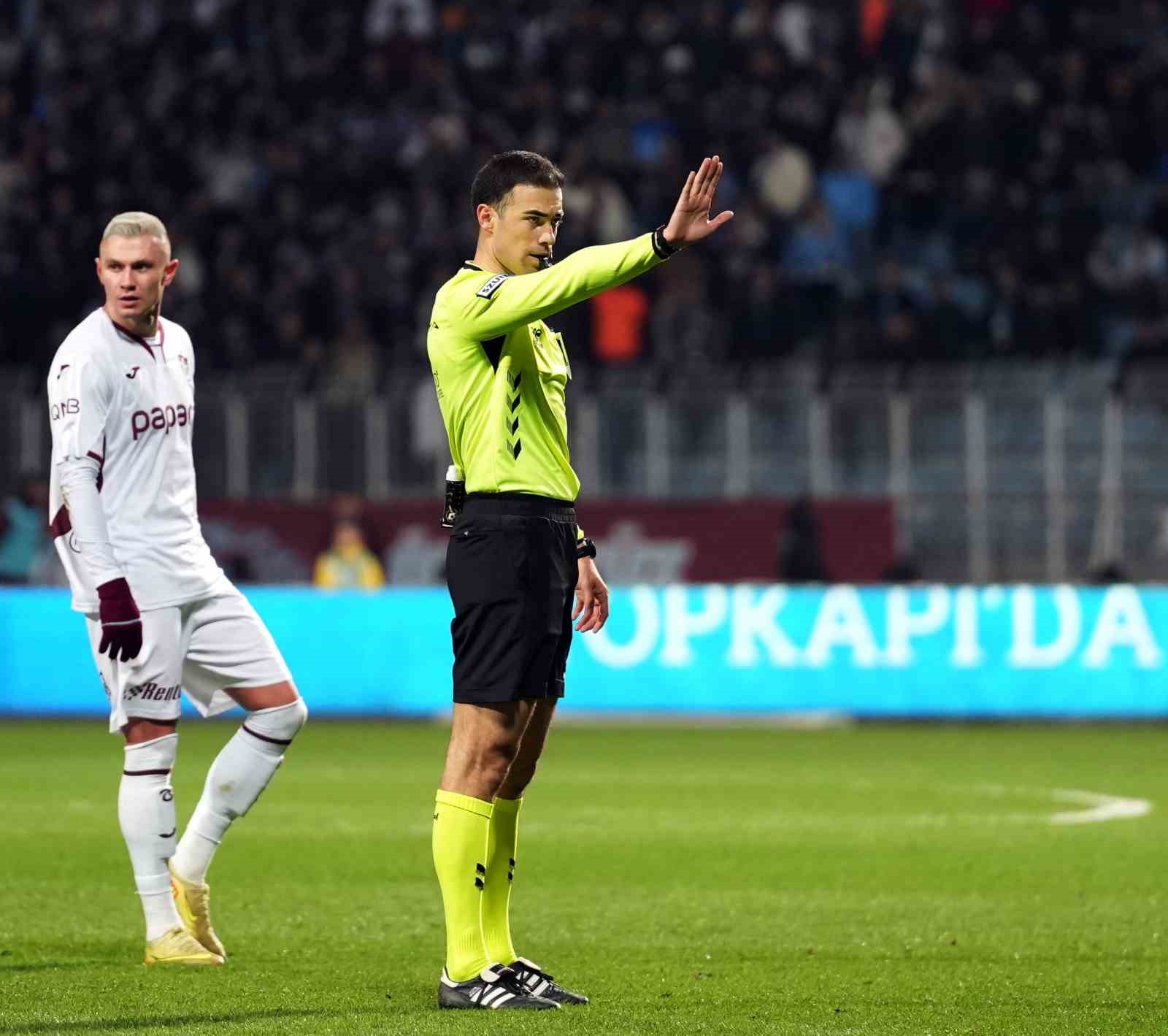 Trendyol Süper Lig: Eyüpspor: 0 - Trabzonspor: 0 (İlk yarı)
