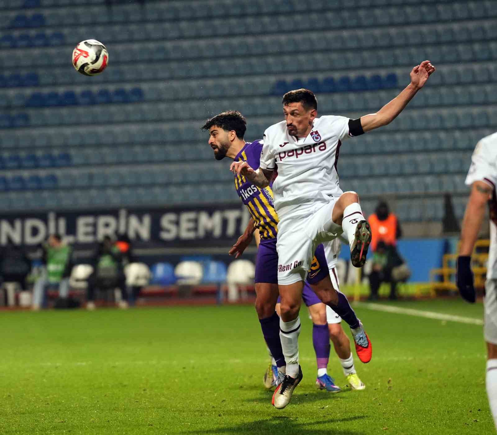 Trendyol Süper Lig: Eyüpspor: 0 - Trabzonspor: 0 (İlk yarı)
