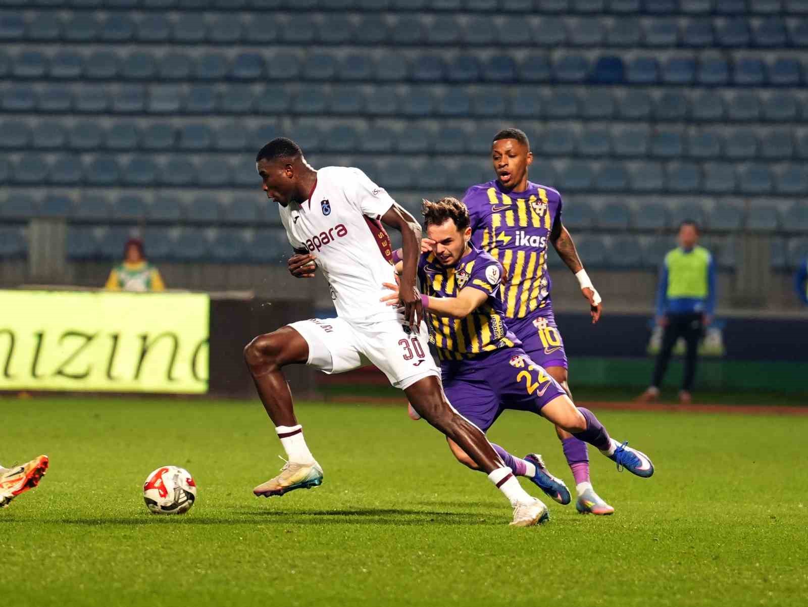 Trendyol Süper Lig: Eyüpspor: 0 - Trabzonspor: 0 (İlk yarı)
