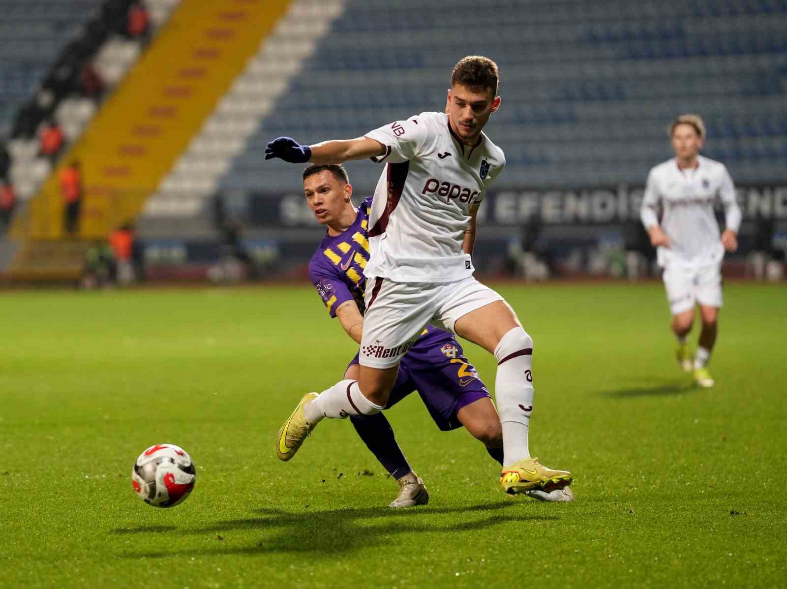 Trendyol Süper Lig: Eyüpspor: 0 - Trabzonspor: 0 (İlk yarı)
