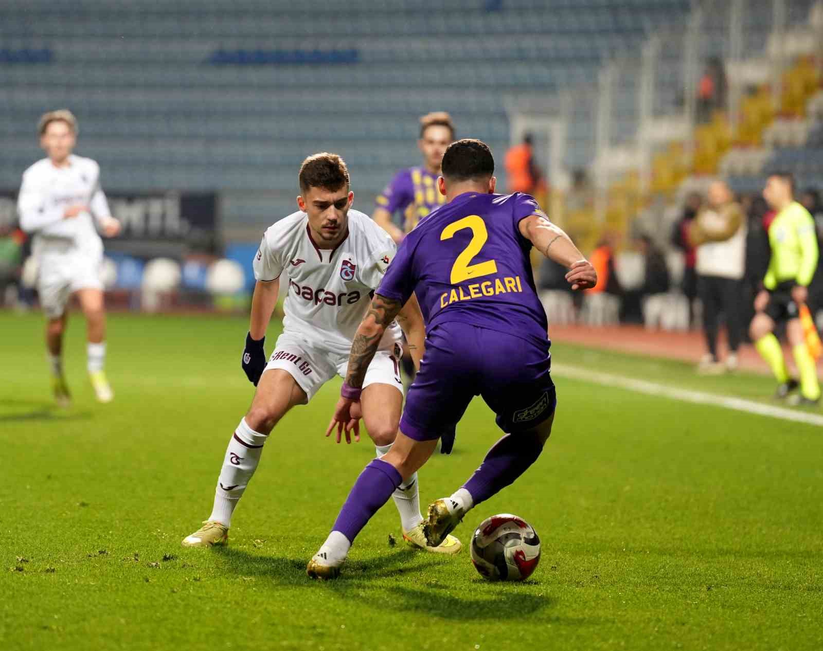 Trendyol Süper Lig: Eyüpspor: 0 - Trabzonspor: 0 (İlk yarı)
