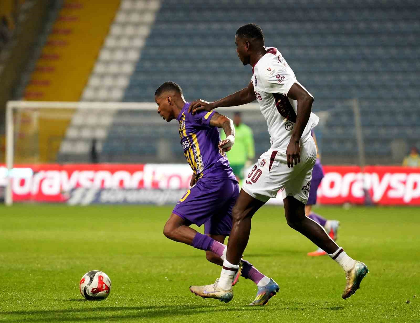 Trendyol Süper Lig: Eyüpspor: 0 - Trabzonspor: 0 (İlk yarı)
