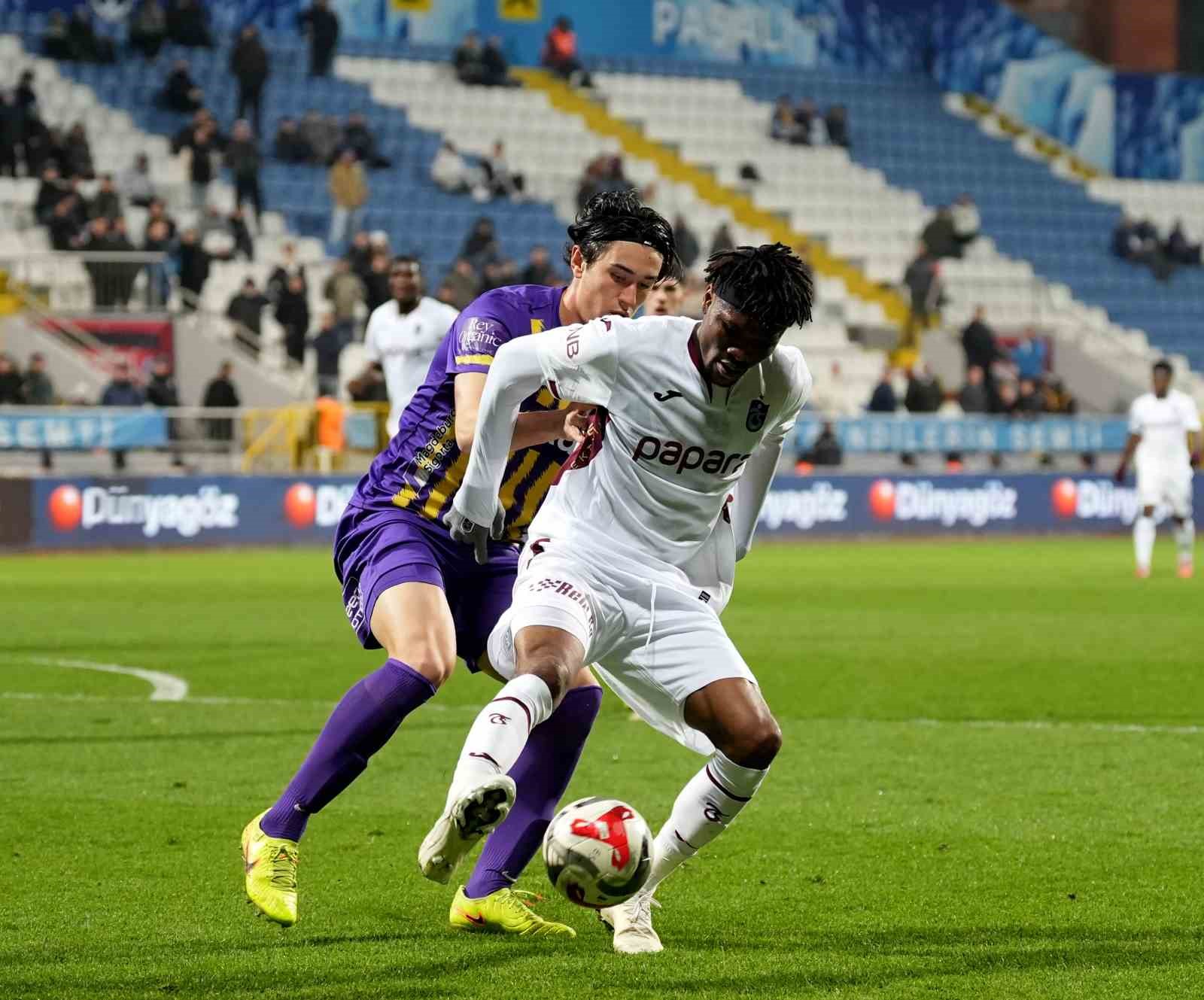 Trendyol Süper Lig: Eyüpspor: 0 - Trabzonspor: 0 (İlk yarı)
