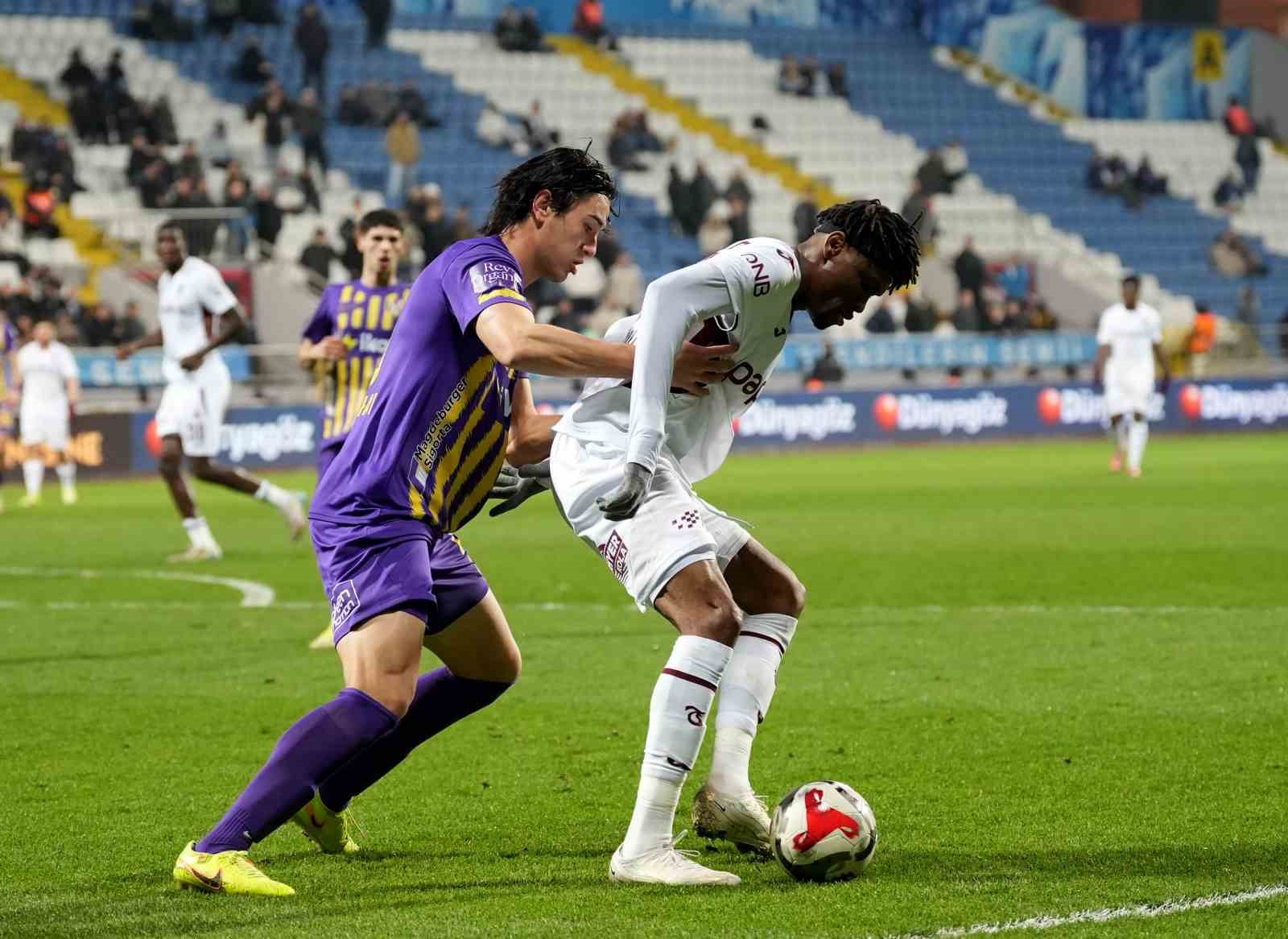 Trendyol Süper Lig: Eyüpspor: 0 - Trabzonspor: 0 (İlk yarı)
