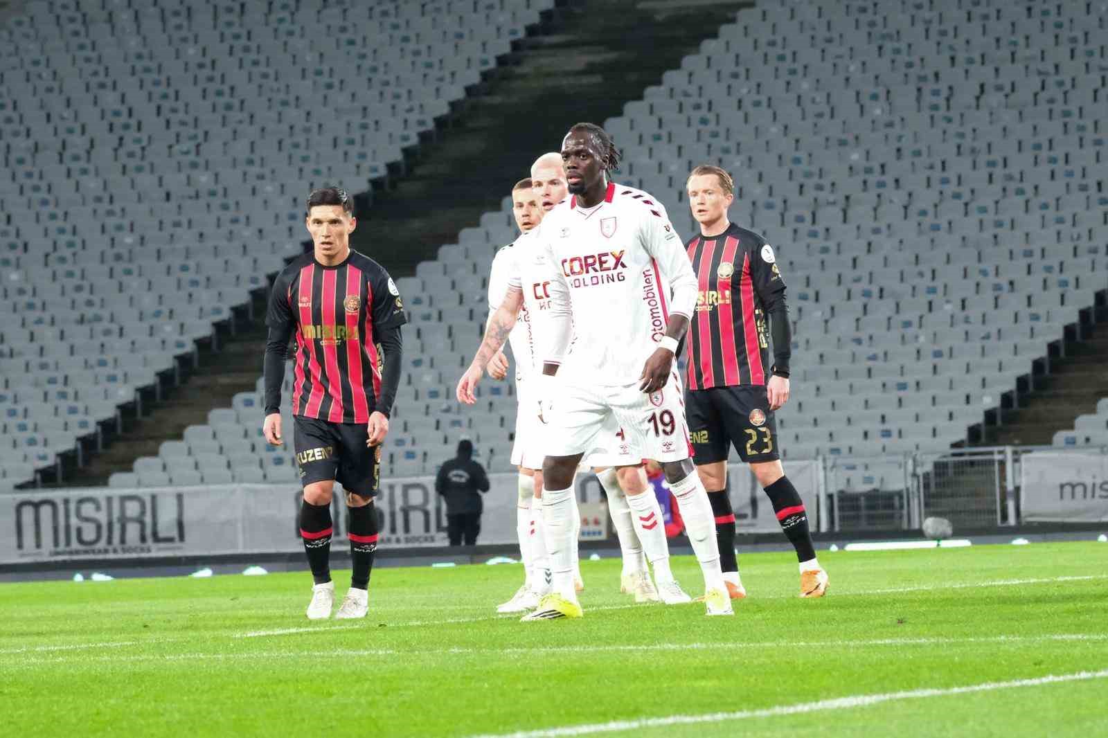 Trendyol Süper Lig: Fatih Karagümrük: 0 - Samsunspor: 0 (İlk yarı)
