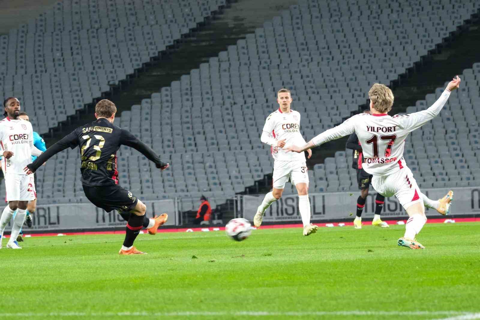 Trendyol Süper Lig: Fatih Karagümrük: 0 - Samsunspor: 0 (İlk yarı)
