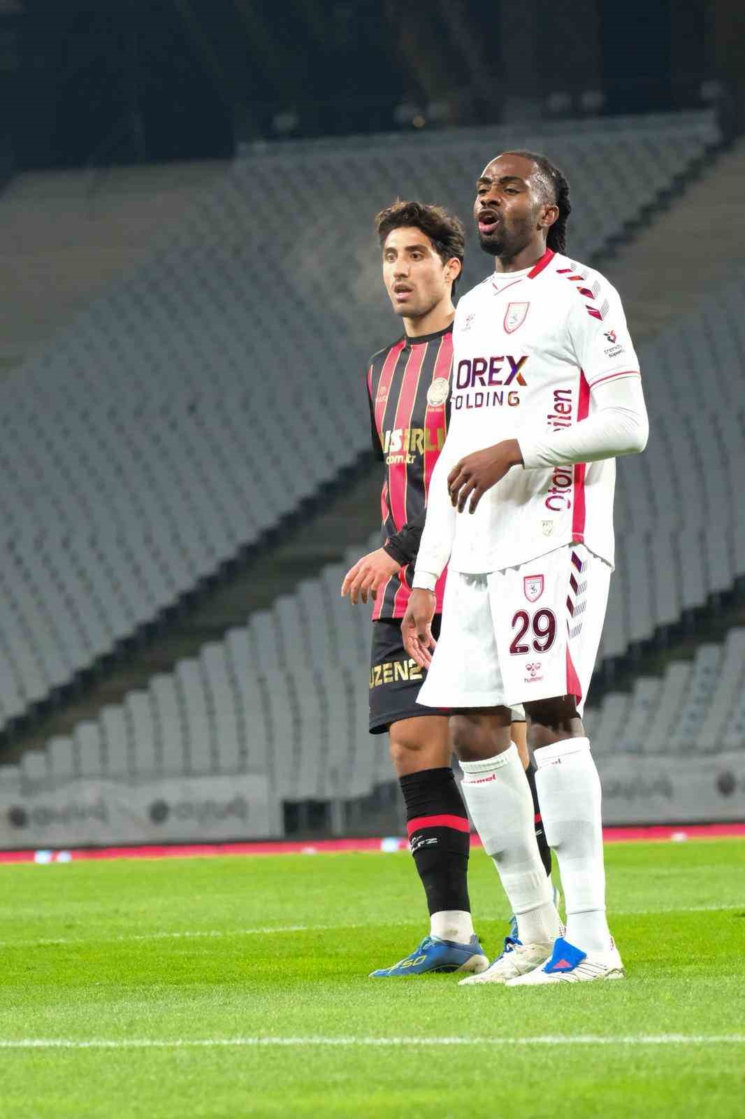 Trendyol Süper Lig: Fatih Karagümrük: 0 - Samsunspor: 0 (İlk yarı)
