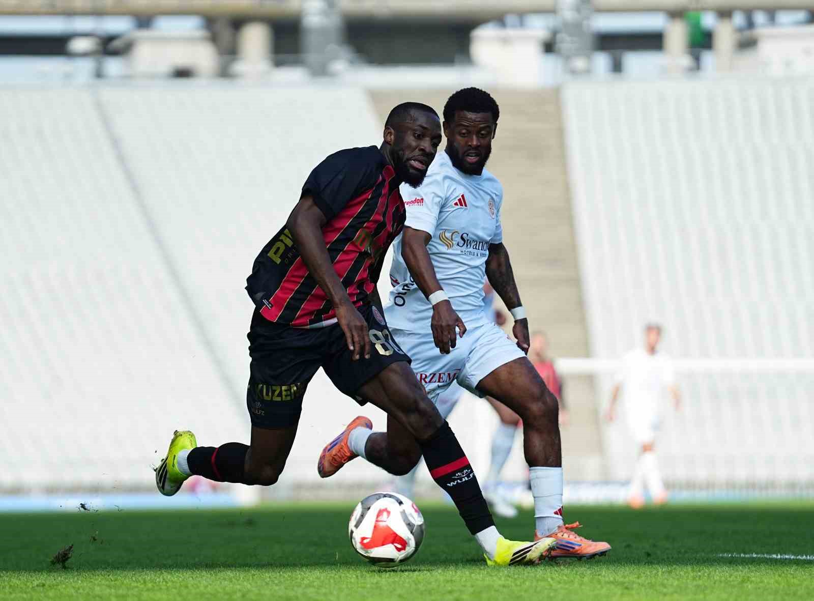 Trendyol Süper Lig: Fatih Karagümrük: 1 - Antalyaspor: 0 (İlk yarı)
